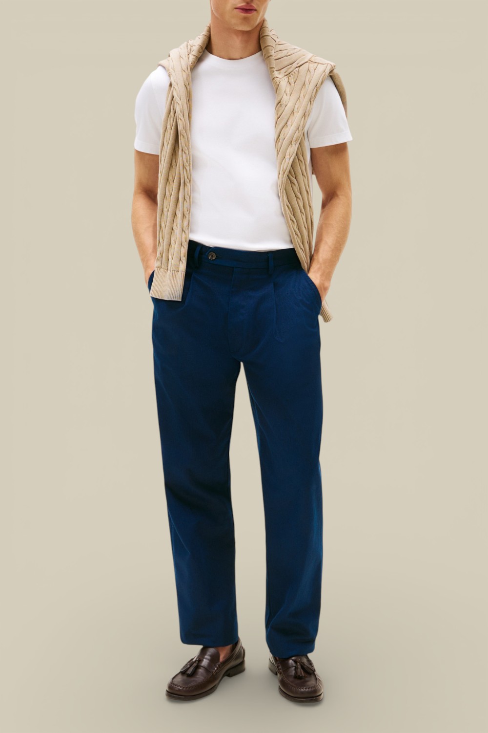 תמונת כל הלוק של חולצת טי